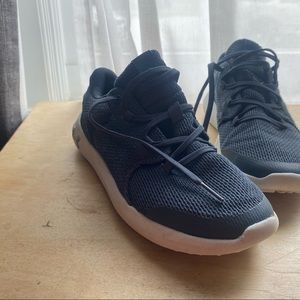 Boys size 4 under armor tennis shoes